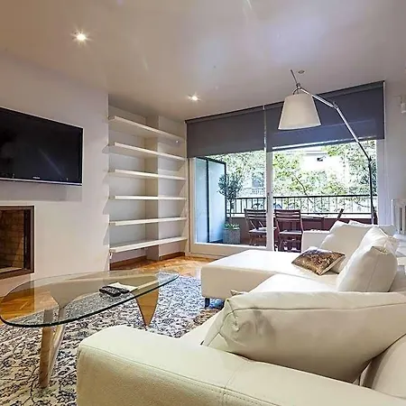Apartament Bonanova Apt. With Terrace, Classic Style Spacious *