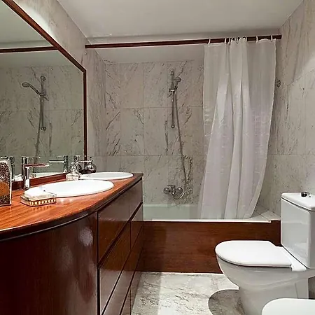 Bonanova Apt. With Terrace, Classic Style Spacious Hotel